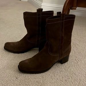 La Canadienne Casey booties in color Tobacco (deep brown) size 8.5 M